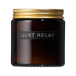 Wellmark kleine geurkaars cedarwood bruin glas 'just relax'.