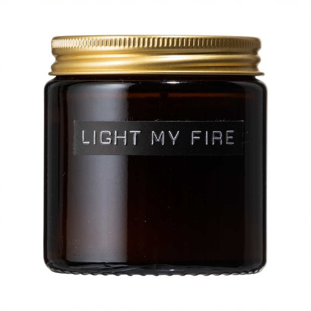 Wellmark kleine geurkaars cedarwood bruin glas 'light my fire'.